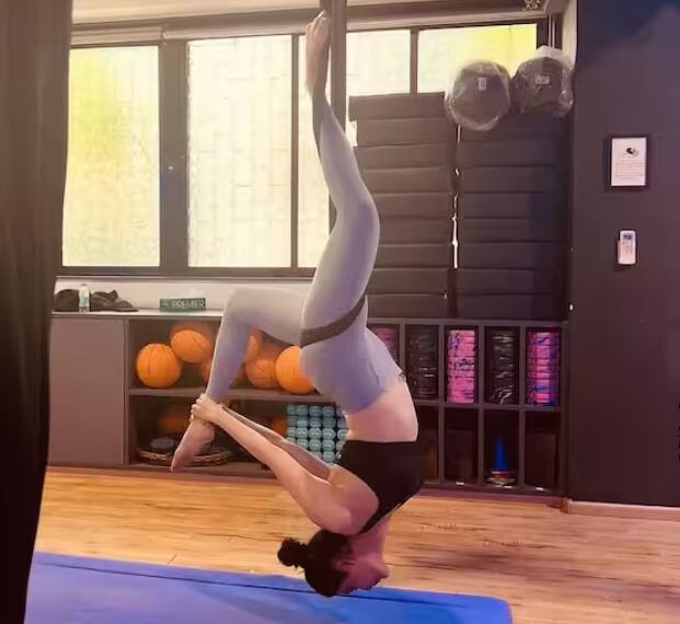 ਰੋਜ਼ਾਨਾ ਇਸ ਤਰ੍ਹਾਂ ਦੀ ਕਸਰਤ ਕਰਨ ਨਾਲ ਤੁਸੀਂ ਬਹੁਤ ਐਕਟਿਵ ਅਤੇ ਫਿੱਟ ਰਹਿ ਸਕਦੇ ਹੋ। ਯੋਗਾ ਕਰਨ ਨਾਲ ਇਹ ਤੁਹਾਡੇ ਸਰੀਰ ਦੇ ਨਾਲ-ਨਾਲ ਸੁੰਦਰਤਾ ਵਿੱਚ ਵੀ ਅਹਿਮ ਭੂਮਿਕਾ ਨਿਭਾਉਂਦਾ ਹੈ।