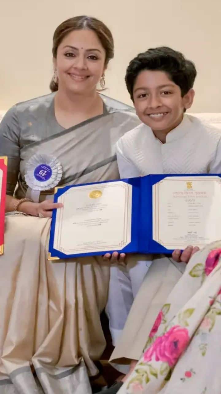 சமீபத்தில் சூரரைப் போற்று திரைப்படத்திற்காக சூர்யாவிற்கு விருது வழங்கப்பட்டது