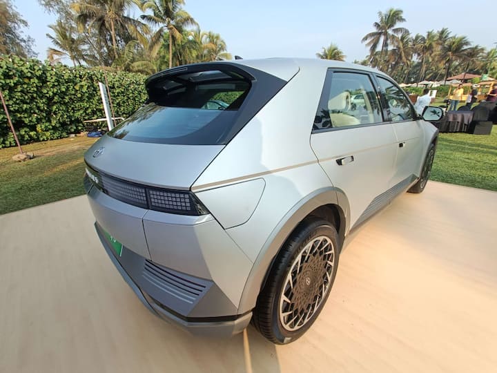 The EV gets various drive modes and 4 regenerative braking levels via steering paddles standard you get two chargers including an 11kw AC charger which will juice up the car in 6 hours 55 minutes. (Source: Somnath Chatterjee)