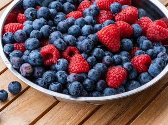 ਸਿਹਤ ਮਾਹਰਾਂ ਮੁਤਾਬਕ ਜੇਕਰ ਤੁਸੀਂ ਆਪਣਾ ਦਿਮਾਗ਼ ਤੇਜ਼ ਕਰਨਾ ਚਾਹੁੰਦੇ ਹੋ ਤਾਂ ਆਪਣੀ ਡਾਈਟ 'ਚ ਬਲੂਬੇਰੀ ਨੂੰ ਜ਼ਰੂਰ ਸ਼ਾਮਲ ਕਰੋ। ਇਸ ਵਿੱਚ ਸਟ੍ਰਾਬੇਰੀ, ਬਲੂਬੇਰੀ, ਬੇਰੀ, ਮਲਬੇਰੀ ਵਰਗੇ ਫਲ ਹੁੰਦੇ ਹਨ। ਇਸ ਫਲ ਵਿੱਚ ਐਂਟੀਆਕਸੀਡੈਂਟ ਪਾਏ ਜਾਂਦੇ ਹਨ, ਜੋ ਦਿਮਾਗ ਦੀ ਸਿਹਤ ਨੂੰ ਬਹੁਤ ਮਜ਼ਬੂਤ ਬਣਾਉਂਦੇ ਹਨ। ਬਲੂਬੇਰੀ ਵਿੱਚ ਐਂਟੀ-ਇੰਫਲੇਮੇਟਰੀ ਗੁਣ ਵੀ ਪਾਏ ਜਾਂਦੇ ਹਨ। ਜਿਸ ਕਾਰਨ ਦਿਮਾਗ ਵਿੱਚ ਸੋਜ ਨਹੀਂ ਹੁੰਦੀ। ਇਹ ਸਰੀਰ ਤੋਂ ਆਕਸੀਡੇਟਿਵ ਤਣਾਅ ਨੂੰ ਵੀ ਦੂਰ ਕਰਦਾ ਹੈ।