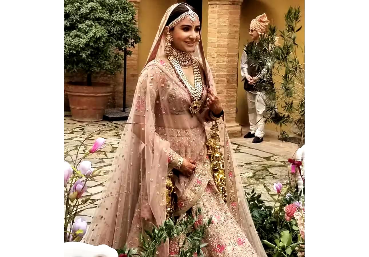 Anushka Sharma Priyanka Chopra, Katrina Kaif Athiya Shetty Sonam Kapoor  Deepika Padukone Bridal Lehenga Price | Actress Bridal Lehenga: शादी के बजट  जितना तो सिर्फ इन हीरोइनो का था लहंगा, कीमत जान