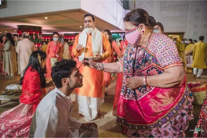 अनमोल अंबानी (Anmol Ambani) के हल्दी के फंक्शन में कोकिलाबेन अंबानी अपने पोते को तिलक करती हुई भी देखी जा रही थी और वहां पर उन्होंने प्रिंटेड गुलाबी रंग की काफी खूबसूरत सी साड़ी पहनी थी जो कि काफी ज्यादा स्टाइलिश भी थी. इतना ही नहीं उन्होंने मैचिंग मास्क भी पहना हुआ था. (Photo- Instagram)