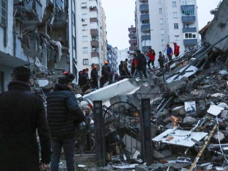 The US Geological Survey says the death toll from powerful earthquakes in Turkey could approach 10,000. Turkey Earthquake: துருக்கி நிலநடுக்கத்தில் பலி எண்ணிக்கை 10,000-ஆக உயரும்.. அமெரிக்கா வெளியிட்ட ஷாக் ரிப்போர்ட்..