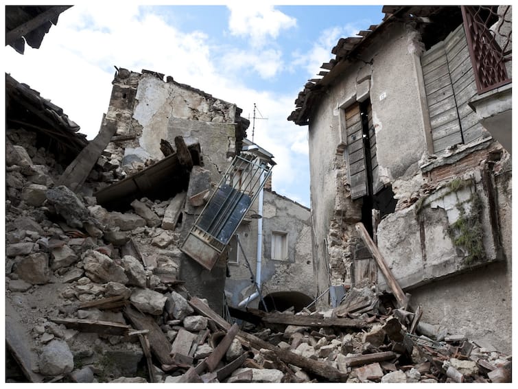 Turkiye Earthquake Updates Difference Between An Earthquake Resistant Building And A Normal Building भूकंपरोधी और सामान्य बिल्डिंग में क्या फर्क होता है? क्या सच में ये भूकंप आने से गिरती नहीं हैं