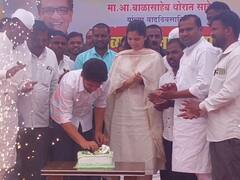 केक कापत सत्यजित तांबेंनी साजरा केला बाळासाहेब थोरातांचा वाढदिवस