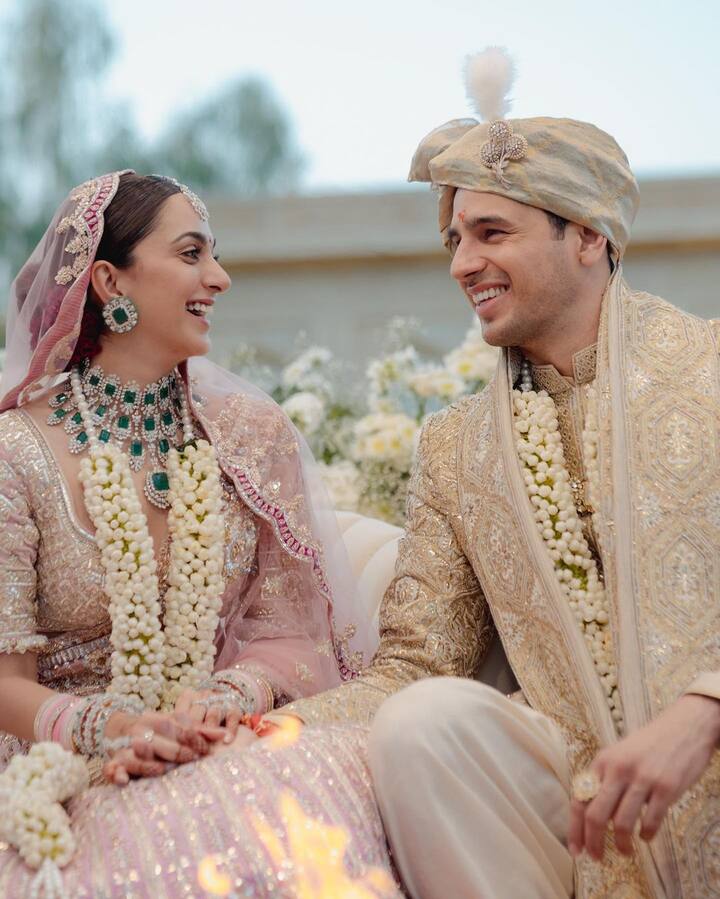 शादी के लिए कियारा ने जहां लाइट पिंक कलर का हैवी लहंगा कैरी किया है. वहीं सिड गोल्डन शेरवानी में काफी हैंडसम लग रहे हैं.