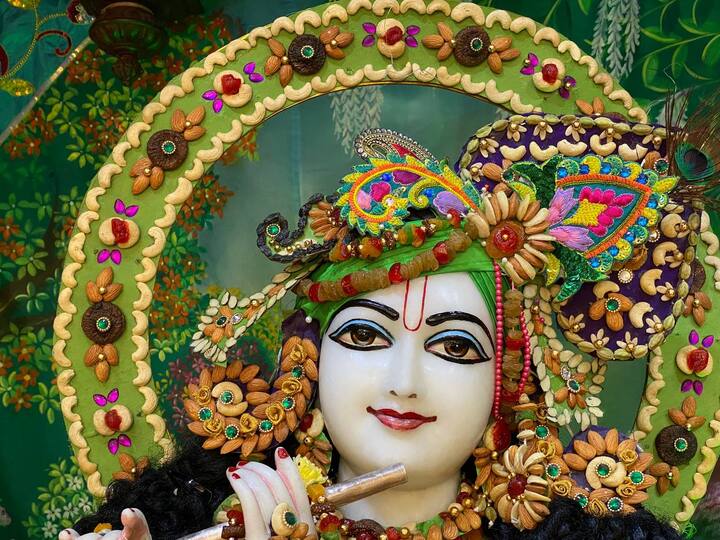 கடற்கரை அருகில் அமைந்துள்ளது.. கோயிலுக்கு சென்றுவிட்டு அருகில் பீச் சென்று விடுமுறை தினத்தை கொண்டாடலாம்.