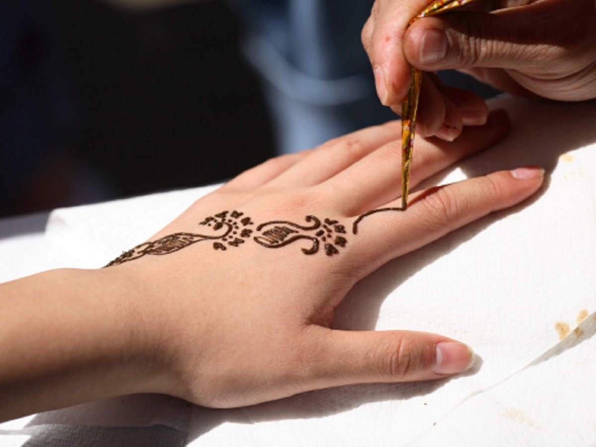 Minimalistic Mehendi Designs for Brides Who Don't Like To Go OTT! |  WedMeGood