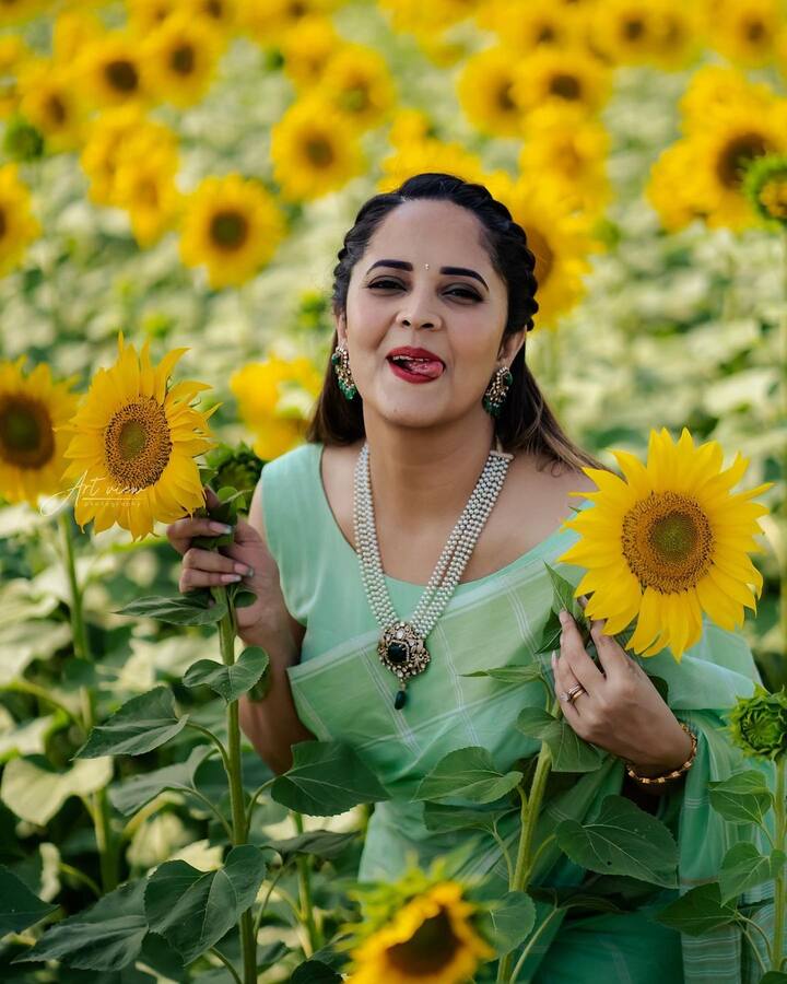 వరుస పెట్టి సినిమాలు చేస్తూ ఫుల్ జోష్ లో ఉంది. Image Credit: Anasuya Bhradwaj/ Instagram