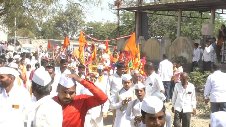 शिंगवे केशव येथील प्रल्हाद भवार यांचे चिरंजीव देवेंद्र भवार आणि याच गावातील हभप गंगाधर महाराज गाडेकर यांची कन्या पल्लवी गाडेकर यांचा विवाह सोहळा संपन्न झाला. लग्न सोहळ्यादरम्यान वाहनांमधून तसेच फटक्यांच्या आतिषबाजीतून होणारे प्रदूषण आणि डीजेमुळे होणारे ध्वनीप्रदूषण टाळत पारंपरिक पद्धतीने विवाह सोहळा पार पडला.