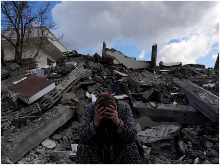 Turkiye Earthquake  watch turkiye little boy pulled out of rubble after   22 hours earthquake video viral दैव बलवत्तर म्हणूनच... विध्वंसकारी भूकंपातून सुखरुप बचावला तीन वर्षांचा निष्पाप जीव, Video Viral