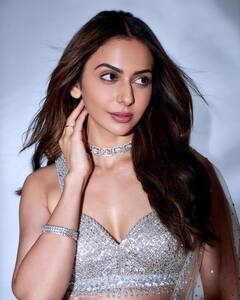 Rakul Preet Singh: సిల్వర్ కలర్ డ్రెస్ లో రకుల్ గ్లామర్ మెరుపులు