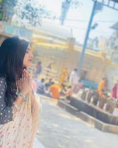 ట్రెడిషనల్ లుక్ లో యాంకర్ స్రవంతి