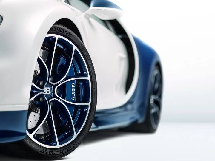बुगाटीच्या बुगाटी चिरॉन (Bugatti Chiron) लक्झरी स्पोर्ट्स कारच्या शेवटच्या पेट्रोल मॉडेल खरेदीसाठी सुमारे 78 कोटी रुपयांची (9.5 मिलियन डॉलर्स) बोली लावली आहे.
