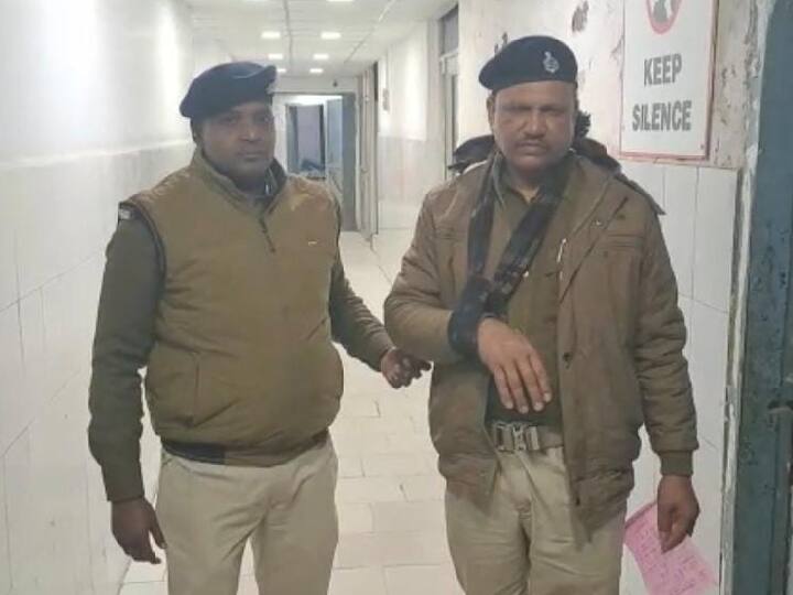 Kaimur News: Emergency service in Kaimur's hospital is bad when the policeman got hurt, he wandered for hours, the lock was hanging in the X-ray room ann Bihar: कैमूर के अस्पताल में स्वास्थ्य व्यवस्था बदहाल, पुलिसकर्मी को चोट लगी, घंटों भटकते रहे, एक्सरे रूम में लगा था ताला