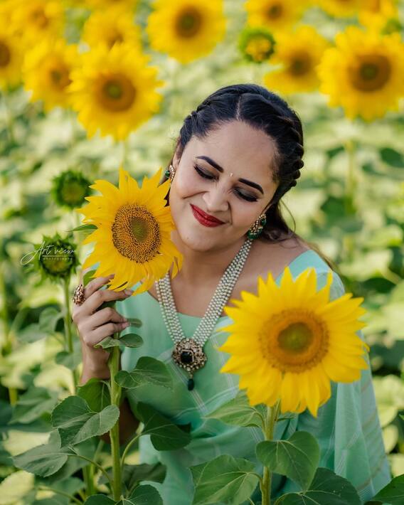 Anasuya Bhardwaj: పూలతో దోబూచులాడుతున్న అనసూయ అందం