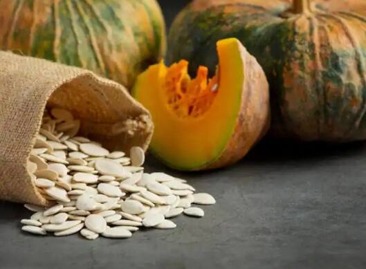 ਅਸੀਂ ਕੱਦੂ ਦੇ ਬੀਜ ਕੱਢਦੇ ਹਾਂ ਅਤੇ ਉਹਨਾਂ ਨੂੰ ਸੁੱਟ ਦਿੰਦੇ ਹਾਂ. ਪਰ ਇਹ ਇੱਕ ਸ਼ਾਨਦਾਰ ਸੁਪਰਫੂਡ ਹੈ। ਇਹੀ ਕਾਰਨ ਹੈ ਕਿ ਇਸ ਦੀ ਕੀਮਤ 600 ਰੁਪਏ ਪ੍ਰਤੀ ਕਿਲੋ ਹੈ। ਕੱਦੂ ਦੇ ਬੀਜਾਂ 'ਚ ਐਂਟੀਆਕਸੀਡੈਂਟ, ਮੈਗਨੀਸ਼ੀਅਮ, ਆਇਰਨ, ਜ਼ਿੰਕ ਅਤੇ ਕਾਪਰ ਵਰਗੇ ਤੱਤ ਭਰਪੂਰ ਮਾਤਰਾ 'ਚ ਪਾਏ ਜਾਂਦੇ ਹਨ। ਇਹ ਸਾਰੇ ਤੱਤ ਮਾਈਂਡ ਸ਼ਾਰਪ ਕਰਨ ਦਾ ਕੰਮ ਕਰਦੇ ਹਨ।