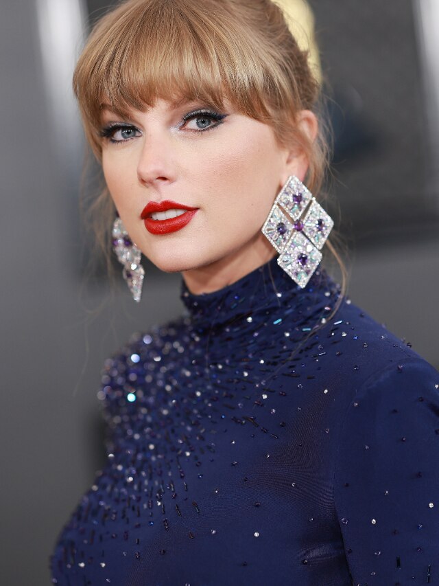 Taylor Swift Wears A Sparkly Blue Co Ord Set At Grammys 2023 