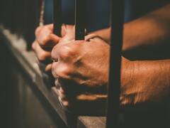 धक्कादायक! पुण्यात दुहेरी हत्याकांड, रक्ताने माखलेला टिकाव घेऊन आरोपी रस्त्यावर, पोलिसांनी घेतलं ताब्यात