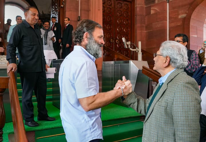 संसदेच्या आवारातही राहुल गांधी आणि सीताराम येचुरी यांची भेट आणि हस्तांदोलन हा दोन पिढ्यांमधील संवाद होता. संसदेच्या आवारातही आज हे दोन नेते भेटतानाची देहबोली हा चर्चेचा विषय होता. (PTI Photo/Kamal Singh)