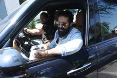 Yash: ముంబై ఎయిర్ పోర్టులో రాఖీ భాయ్ సందడి