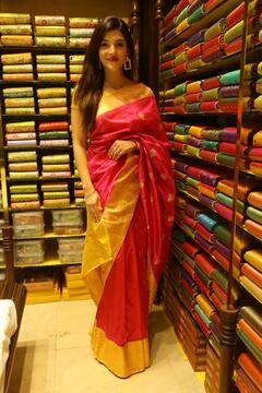 Mehreen : పట్టుచీరలో చందనాల పుత్తడి బొమ్మ - మెహరీన్ క్రేజ్ చూశారా?