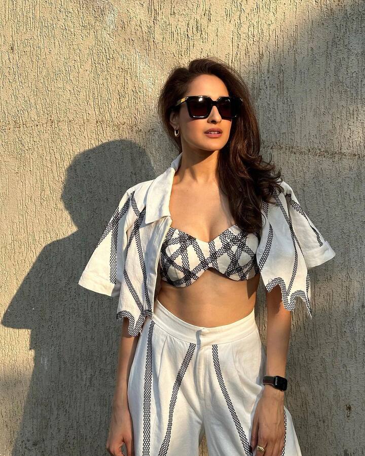 అమ్మడి లేటెస్ట్ ఫోటోలు సోషల్ మీడియాలో చక్కర్లు కొడుతున్నాయి.