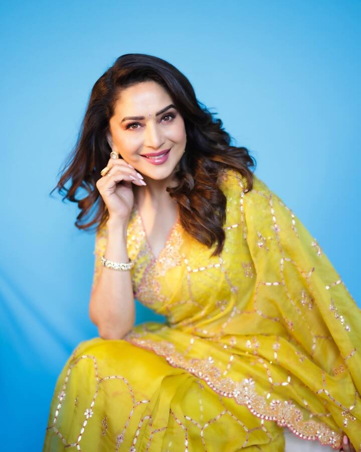 माधुरीने पिवळ्या रंगाची अतिशय सुंदर साडी नेसली आहे. शाईन येलो लूकमध्ये माधुरीचा लूक फारच देखणा दिसतोय.