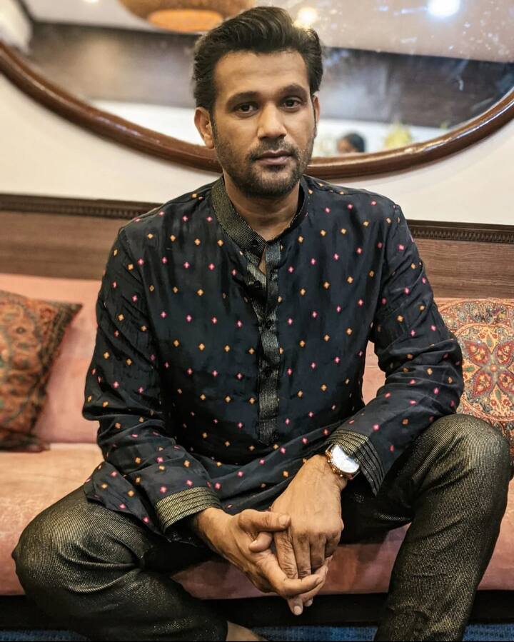 Looking an absolute dapper in ethnic wear, Sohum's choice of a dark coloured kurta paired with ash grey pants is the perfect outfit for the wedding season.