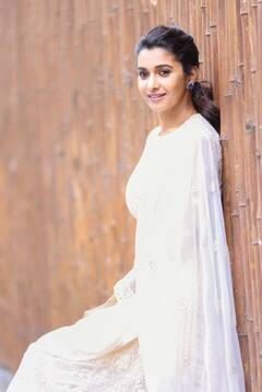 Priya Bhavani Shankar : 'நீ கவிதைகளா கனவுகளா..’ வெள்ளை புடவையில் அசத்தும் ப்ரியா பவானி ஷங்கர்!