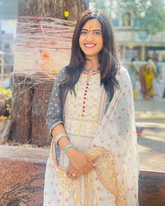 ట్రెడిషనల్ లుక్ లో యాంకర్ స్రవంతి