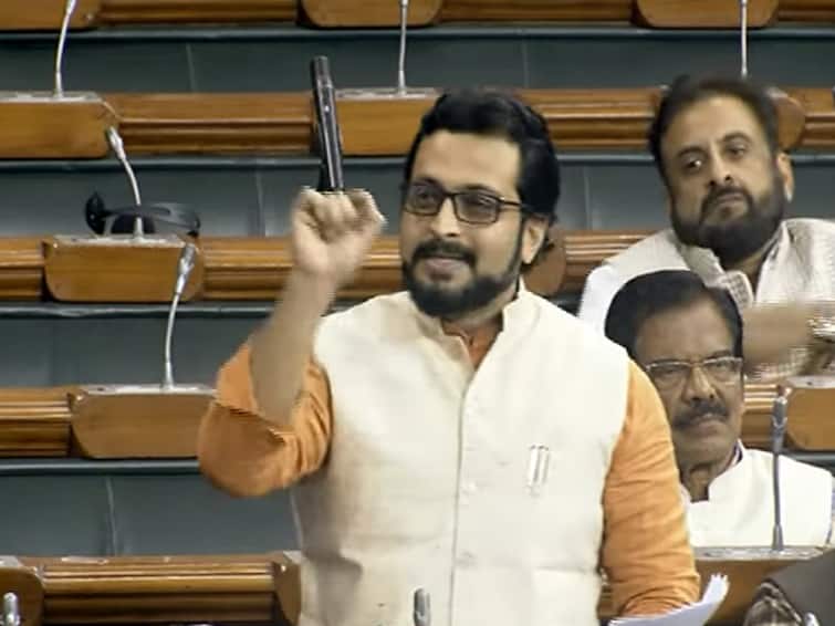 Dr amol kolhe speech in Lok Sabha demand to permanent saffron flag on fort shivneri Dr. Amol Kolhe Speech : जे सरकार कलम 370 हटवू शकतं ते सरकार शिवनेरीवर कायमचा भगवा लावण्यास परवानगी देईल का? अमोल कोल्हेंचा सवाल