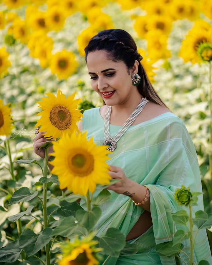 పువ్వు కంటే అనసూయ నవ్వు అందంగా ఉందని అంటున్నారు నెటిజన్లు. Image Credit: Anasuya Bhradwaj/ Instagram
