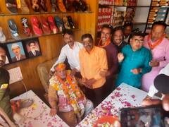 कांग्रेस का 'हाथ से हाथ जोड़ो' अभियान या BJP की 'विकास यात्रा', मध्य प्रदेश की सियासत में कौन किस पर भारी? जानें