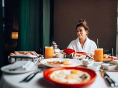 लोग कहते हैं खाना खाने के तुरंत बाद नहाना नहीं चाहिए... जानिए ये बात कितनी सही?