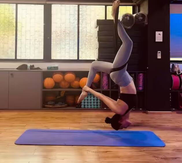 ਅਦਾਕਾਰਾ ਕਰਿਸ਼ਮਾ ਤੰਨਾ ਨੇ ਹਾਲ ਹੀ 'ਚ ਏਰੀਅਲ ਯੋਗਾ ਕਰਦੇ ਹੋਏ ਤਸਵੀਰਾਂ ਸ਼ੇਅਰ ਕੀਤੀਆਂ ਹਨ। ਅਦਾਕਾਰਾ ਆਪਣੀ ਫਿਟਨੈੱਸ ਨੂੰ ਲੈ ਕੇ ਕਾਫੀ ਐਕਟਿਵ ਰਹਿੰਦੀ ਹੈ। ਕਰਿਸ਼ਮਾ ਦੇ ਸਲਿਮ ਫਿਗਰ ਦੇ ਪ੍ਰਸ਼ੰਸਕ ਦੀਵਾਨੇ ਹਨ।