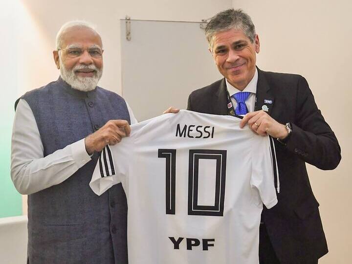 pm narendra modi receive Argentina footballer lionel messi jersey t shirt as gift PM मोदी को लियोनेल मेस्सी के नाम वाली टी-शर्ट मिली गिफ्ट, जानें क्यों और किसने दी