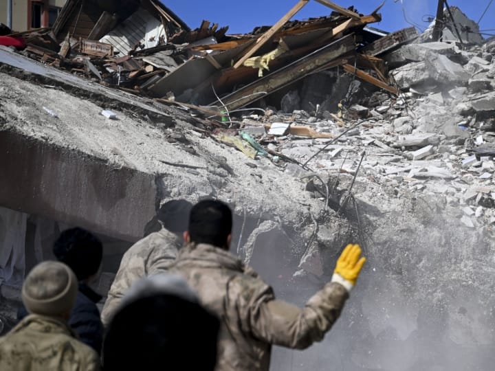 विनाशकारी भूकंप के बाद दुनिया के करीब 84 देशों ने मदद के लिए हाथ आगे बढ़ाए हैं, वहीं भारत की तरफ से भी एनडीआरएफ की दो टीमें तुर्किए में अपनी सेवाएं देने पहुंच चुकी हैं.