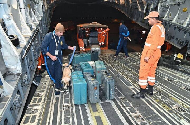 ढिगाऱ्याखाली अडकलेल्या लोकांना वाचवण्यासाठी मदतकार्य सुरू आहे.