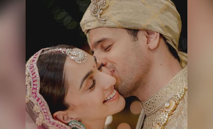 'শেরশাহ' ছবির সেটেই পরস্পরের সঙ্গে আলাপ। সেখান থেকে ঘনিষ্ঠতা, প্রেম এবং পরিণয়। বিয়ের ছবি পোস্ট করতে গিয়ে তাই ছবির সংলাপই উঠে এসেছে কিয়ারার লেখায়।