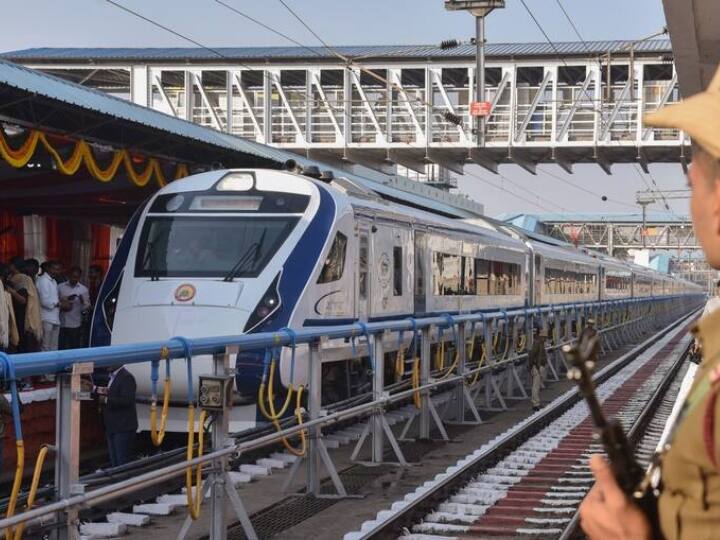 मुंबई और सोलापुर के बीच वंदे भारत एक्सप्रेस के भोर घाट से चलने की संभावना है और 6.35 घंटे में लगभग 455 किमी की दूरी तय करने की उम्मीद है. मुंबई-शिरडी ट्रेन के थाल घाट से चलने और 5.25 घंटे में 340 किमी की दूरी तय करने की उम्मीद है.