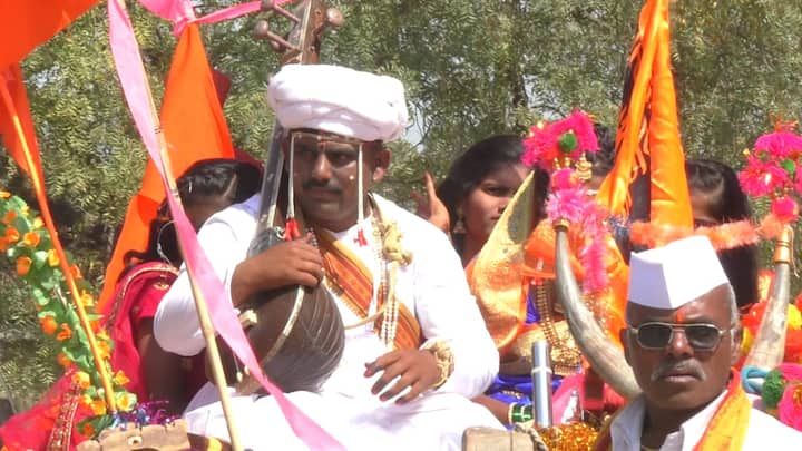 हा विवाह सोहळा जुन्या काळातील विवाह सोहळ्याची आठवण करून देणारा होता. आपण वारकरी संप्रदायातील असल्याने अशा अनोख्या पद्धतीने विवाह होत असल्याने आनंद होत असल्याचे नवरदेव देवेंद्र भवार याने एबीपी माझाशी बोलताना सांगितले.