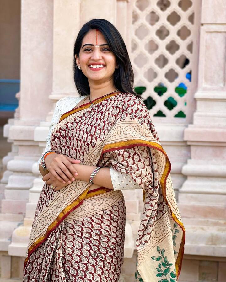 ఎప్పటికప్పుడు లేటెస్ట్ ఫోటోలతో ఆకట్టుకుంటుంది.Photo Credit@Sravanthi Chokarapu/Instagram