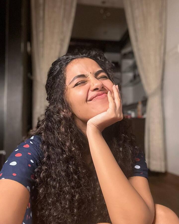 ఎప్పటికప్పుడు తన ఫోటోలు, వీడియోలు షేర్ చేస్తూ నెటిజన్లను అలరిస్తోంది. Photo Credit: Anupama Parameswaran/Instagram