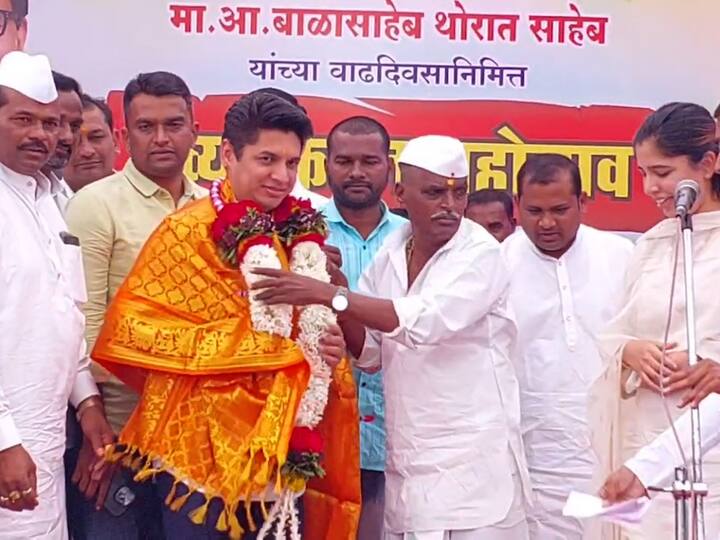 जयश्रीने भाषणात सांगितलं की तिला कीर्तन करायला आवडायला लागलंय, मात्र इंदोरीकर महाराजांकडे पाहून अनेक कीर्तनकार तयार झालेत. इंदुरीकर महाराज उच्चशिक्षित असून उद्या परदेशात गेले तर इंग्रजीतूनही प्रवचन देतील.. असे गौरवोद्गार सत्यजित तांबे यांनी काढले.