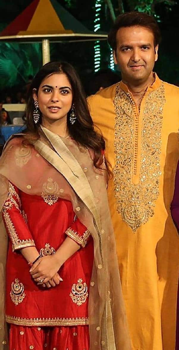 ईशा अंबानी के पति आनंद पीरामल उम्र में उनसे 6 साल बड़े हैं. ईशा का जन्म 23 अक्टूबर 1991 को हुआ था. वहीं, आनंद पीरामल का जन्म 25 अक्टूबर 1985 को हुआ था.