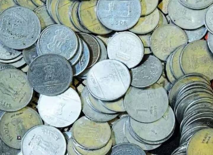 સ્વપ્નમાં સિક્કાઓ ટપકતા જોવા એ દુર્ભાગ્યની નિશાની માનવામાં આવે છે. એવું કહેવાય છે કે આના કારણે વ્યક્તિને નજીકના ભવિષ્યમાં આર્થિક સંકટનો સામનો કરવો પડી શકે છે. આવી સ્થિતિમાં, સાવચેત રહો અને ખર્ચ પર નજર રાખો.