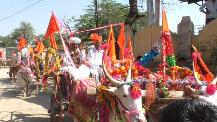 विशेष म्हणजे वऱ्हाडीचे स्वागत करण्यासाठी टाळ मृदंगाचा गजर करण्यात आला. तर महिला आणि वारकरी मुलांनी फुगडी खेळत वाजत- गाजत वऱ्हाडी मंडळी विवाहस्थळी दाखल झाले.