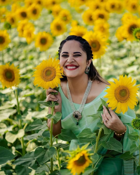 Anasuya Bhardwaj: పూలతో దోబూచులాడుతున్న అనసూయ అందం