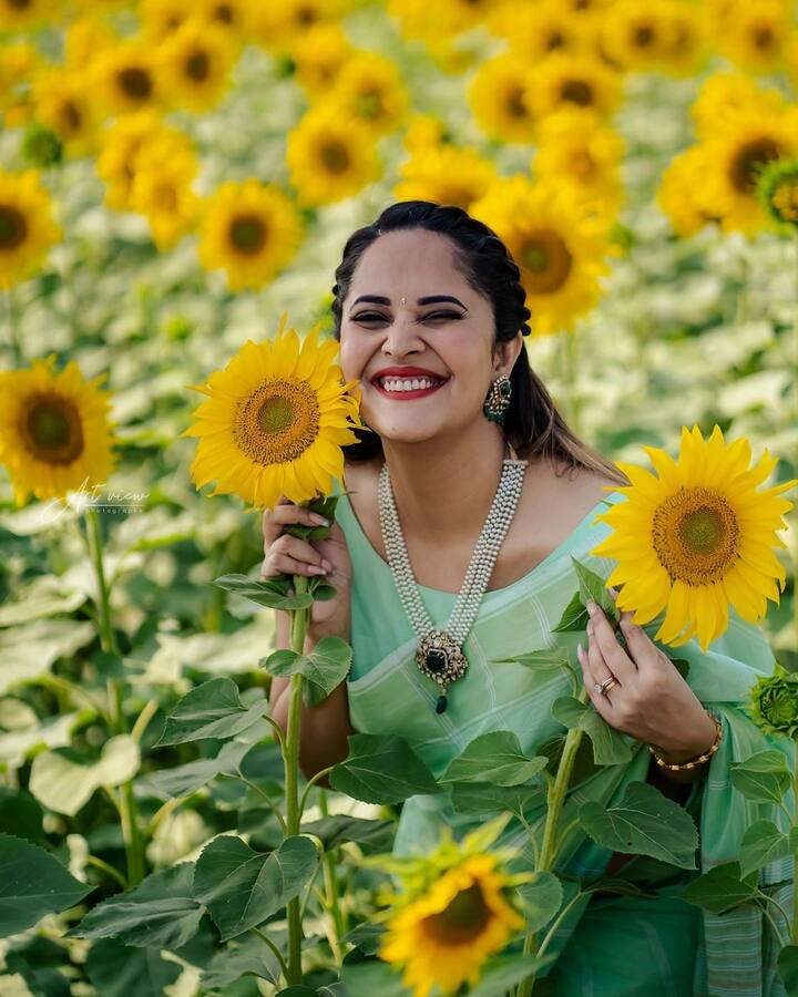 నవ్వుతోనే మెస్మరైజ్ చేస్తున్న అనసూయ.  Image Credit: Anasuya Bhradwaj/ Instagram